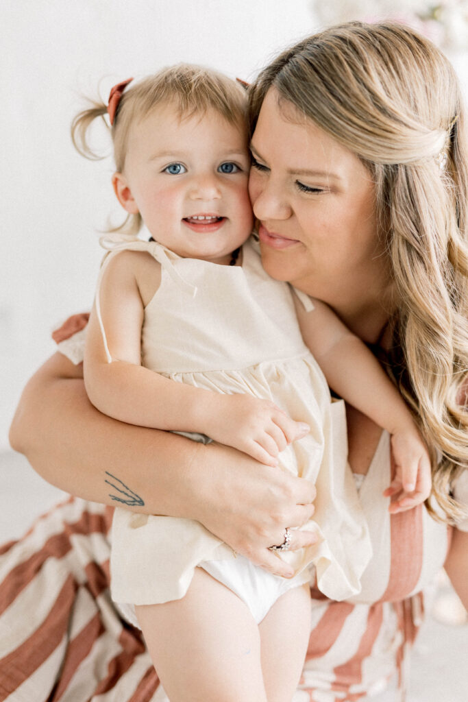 close up photo of mom snuggling giggly little girl. knoxville baby photographer