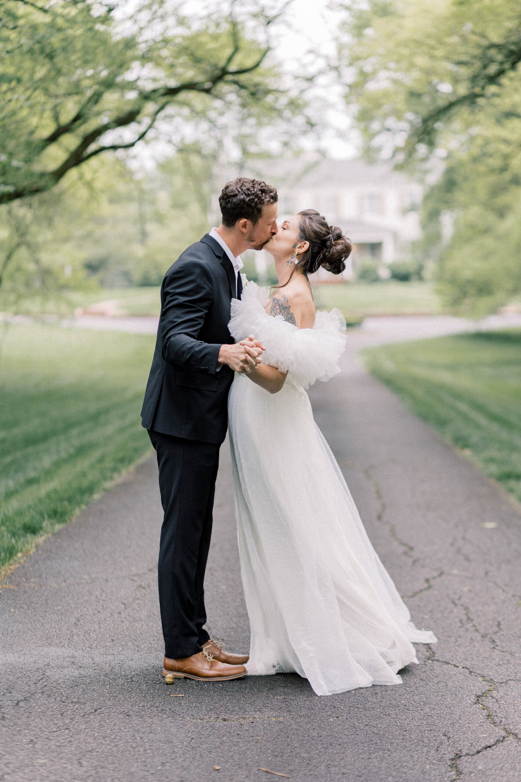 knoxville wedding photographer. bride and groom kissing in front of house