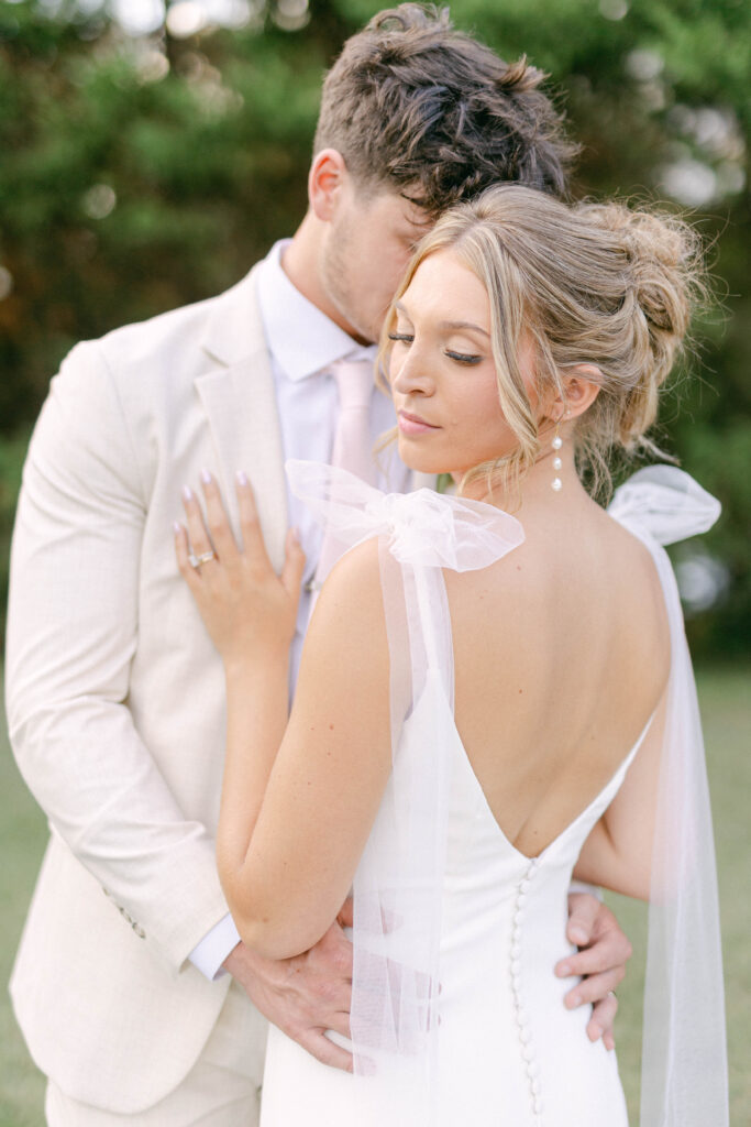 knoxville wedding photographer. bride and groom hugging at the kincaid house clinton tn