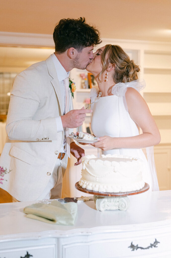 bride and groom kissing at cake cutting. kincaid house clinton tn. knoxville wedding photographer